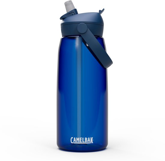 Transparante blauwe Camelbak drinkfles met donkerblauwe dop en rietje. Camelbak logo op de fles.