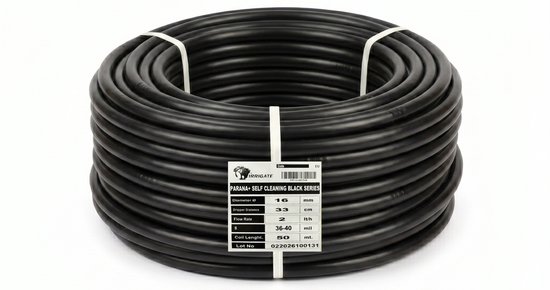 Opgerolde zwarte Irrigatie slang van 50 meter, met label: PARANA+ SELF CLEANING BLACK SERIES.