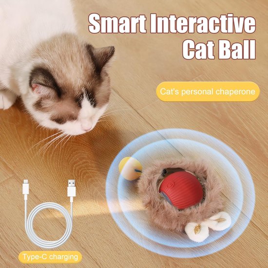 Een bicolore kat (wit met bruine vlekken) kijkt naar een rond, pluizig speeltje met een rode bal. Een Type-C oplaadkabel ligt ernaast op een houten vloer.