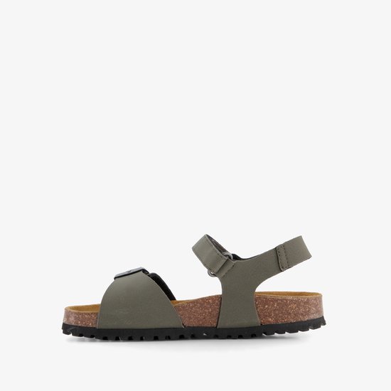 Zijaanzicht van groene sandalen met klittenbandsluiting en gesp.