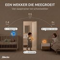 Illustratie toont de ontwikkeling van de Alecto slaaptrainer tot kinderwekker, met kinderen van verschillende leeftijden.