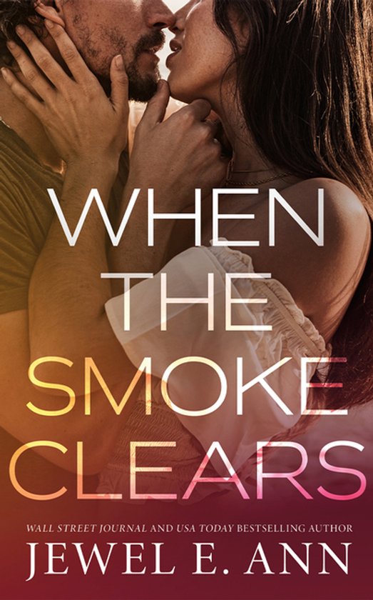 Boekcover met de tekst "WHEN THE SMOKE CLEARS" en "JEWEL E. ANN". Een stel kust.
