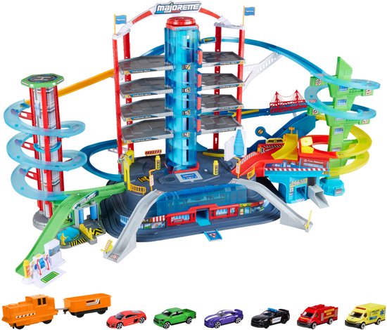 Majorette Super City Garage speelgoedset. Een grote, veelkleurige garage met hellingen en een toren. Zes speelgoedauto's en een trein met wagon staan onderaan.