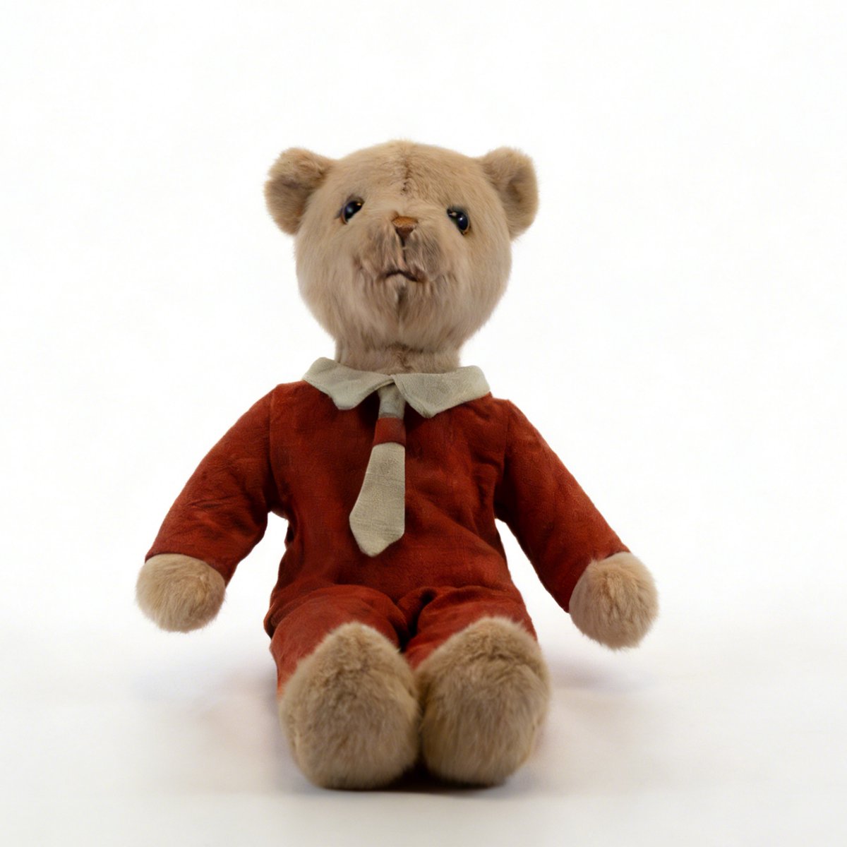 Bloemetje & Bear -Milo pluche Beer 35 cm - Zachte Knuffel met Oranje Pak - Cadeau voor Kinderen en Volwassenen