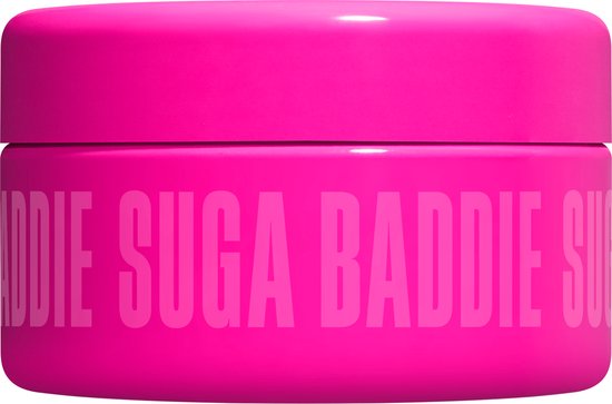 Roze pot met de tekst 'ADDIE SUGA BADDIE SU' in reliëf.