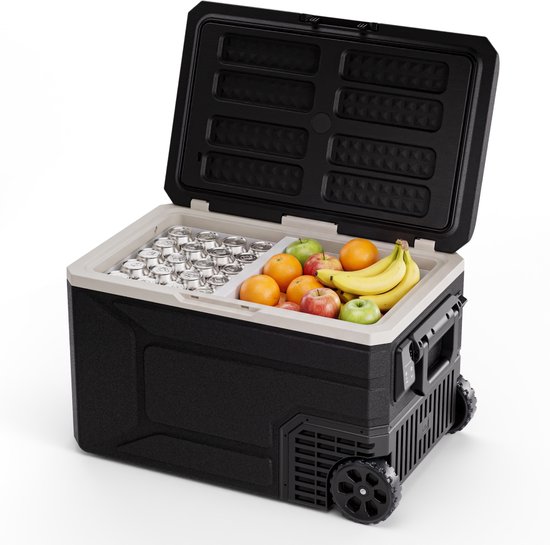 Zwarte 80L koelbox met open deksel, gevuld met blikjes, appels, sinaasappels en bananen. Met wielen en hendel.