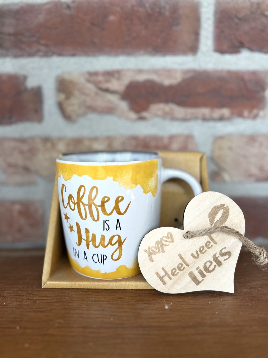 Creaties van hier – Mok Coffee is a hug met houten hartje – porselein – 9 cm – cadeau