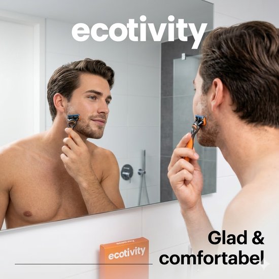 Man scheert zich voor een spiegel met een oranje Ecotivity scheermes. Ecotivity logo en 'Glad & comfortabel' tekst zijn zichtbaar.