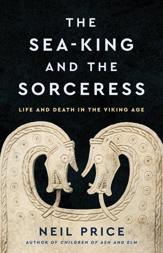 Boek "The Sea-King and the Sorceress". De cover toont twee gegraveerde Viking-drakenkoppen en de tekst "THE SEA-KING AND THE SORCERESS LIFE AND DEATH IN THE VIKING AGE NEIL PRICE".