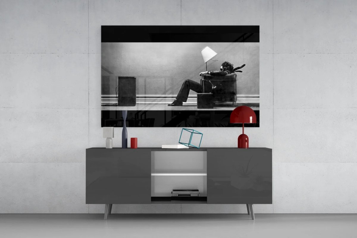 Glasschilderij - Maxell Blown Away Man - Retro Muziek & Audio Kunst - Zwart-Wit Wanddecoratie - Man in Stoel met Luidspreker - Industrieel Schilderij voor Woonkamer of Muziekkamer