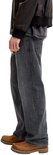 Zijaanzicht van een grijze jeans op een model.