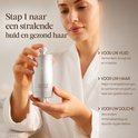 Een vrouw in badjas houdt een zilverkleurige douchefilter vast, met tekst over voordelen voor huid en haar.