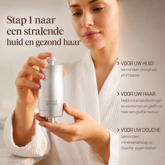 Een vrouw in badjas houdt een zilverkleurige douchefilter vast, met tekst over voordelen voor huid en haar.