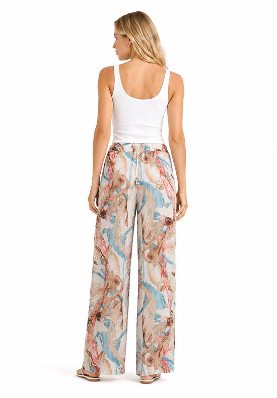Model van achteren gezien met wijde broek met aquarelprint in blauw, roze en bruin.