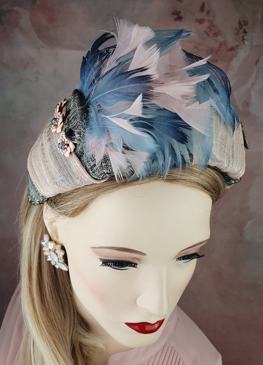 Creaciones Hoofdband Collectie – Hoofdband – Abaca-zijde roze/grijs – Zwanenveren en metallic rozen – Universele maat – Handgemaakt en Uniek