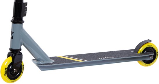 Grijze step, close-up van de voor- en achterwielen en het dek. Gele wielen met "MOVE" logo.