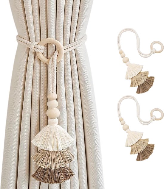 Deux attaches-rideaux avec anneau en bois, perles et franges beige/marron, à côté de rideaux beiges.