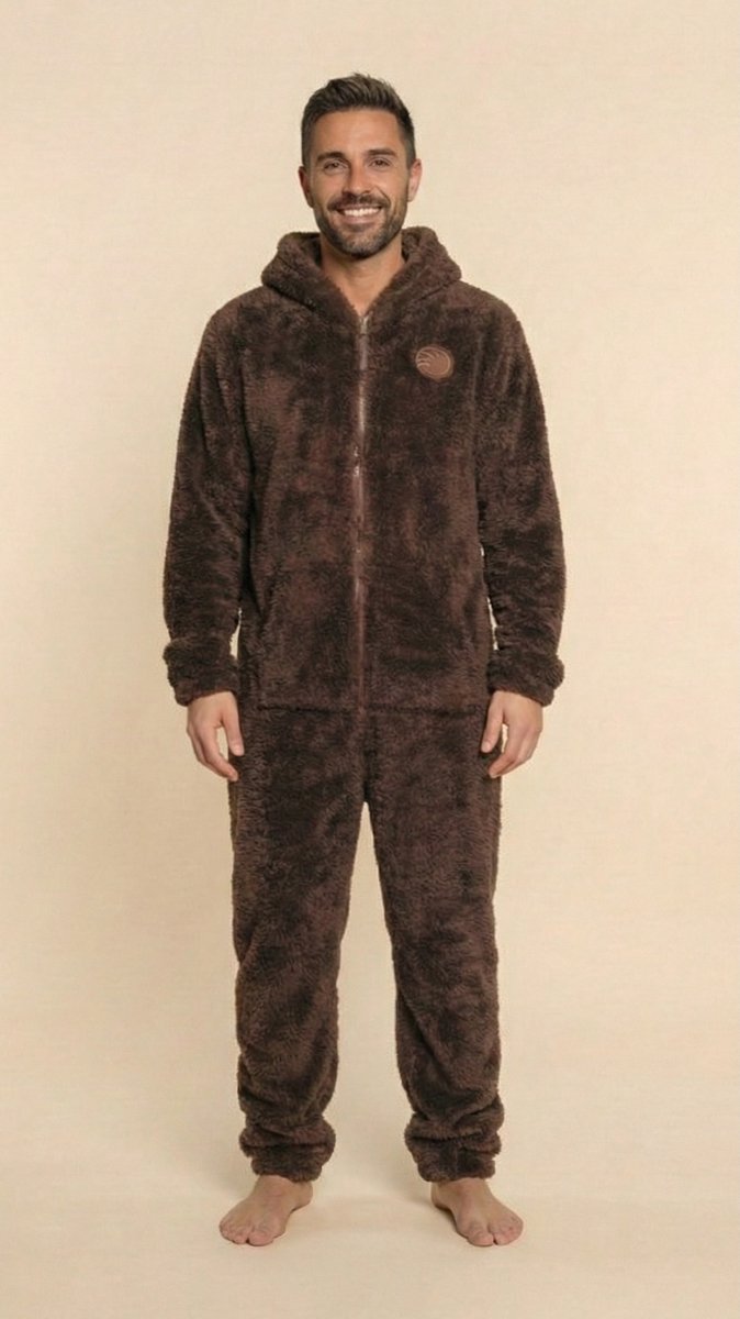 Heren Knuffle Fleece Onesie® | Warme onesie huispak jumpsuit voor mannen | Superzacht & comfortabel | Premium kwaliteit | Duurzaam & CO₂-neutraal geproduceerd in Portugal | Bruin maat XL