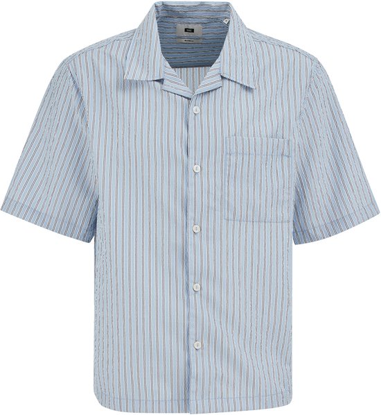 Blauw gestreept seersucker overhemd met korte mouwen, open kraag en knoopsluiting.