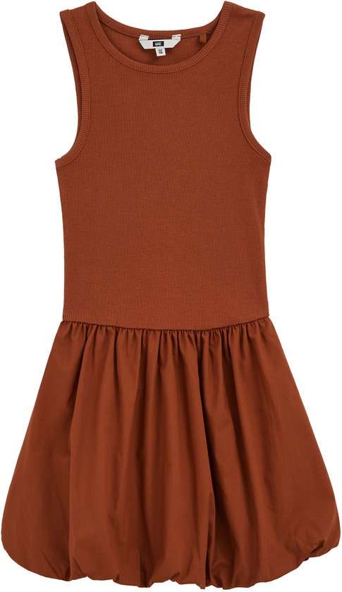 Bruine ballonjurk zonder mouwen met ribgebreide top en geplooide rok, met label zichtbaar.