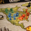 Groene, blauwe en oranje plastic soldaatjes en kanonnen op een bordspelkaart van Noord- en Midden-Amerika.