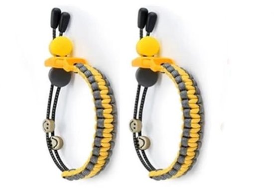 Twee gele en grijze paracord armbanden met "smiley" kralen en gele gespen, klaar om te dragen.