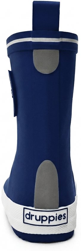 Achterkant van een donkerblauwe Druppies regenlaars met grijze reflectoren en witte zool.