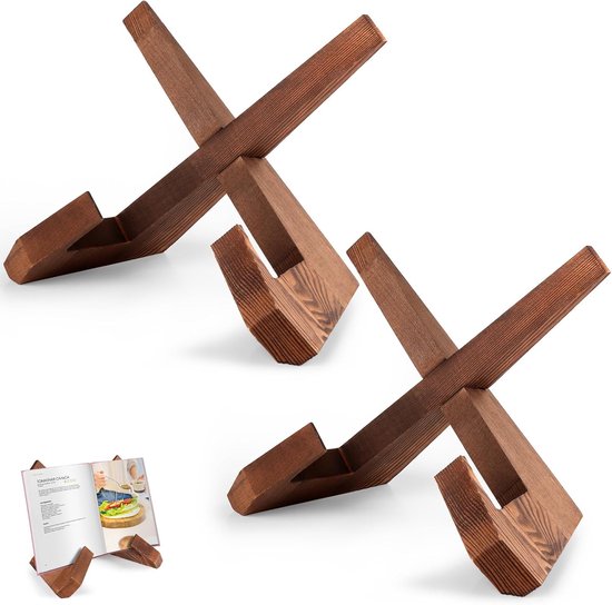 Twee houten kookboekstandaards naast elkaar, met een klein geopend kookboekje op één ervan.