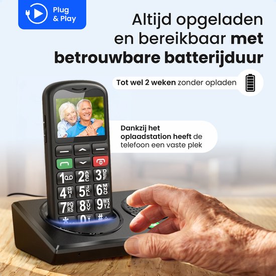 Een seniorentelefoon staat op het oplaadstation, met een foto van een ouder echtpaar op het scherm.