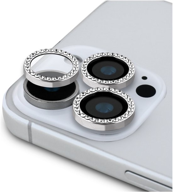 Strass steentjes rond de camera lenzen op een telefoon.