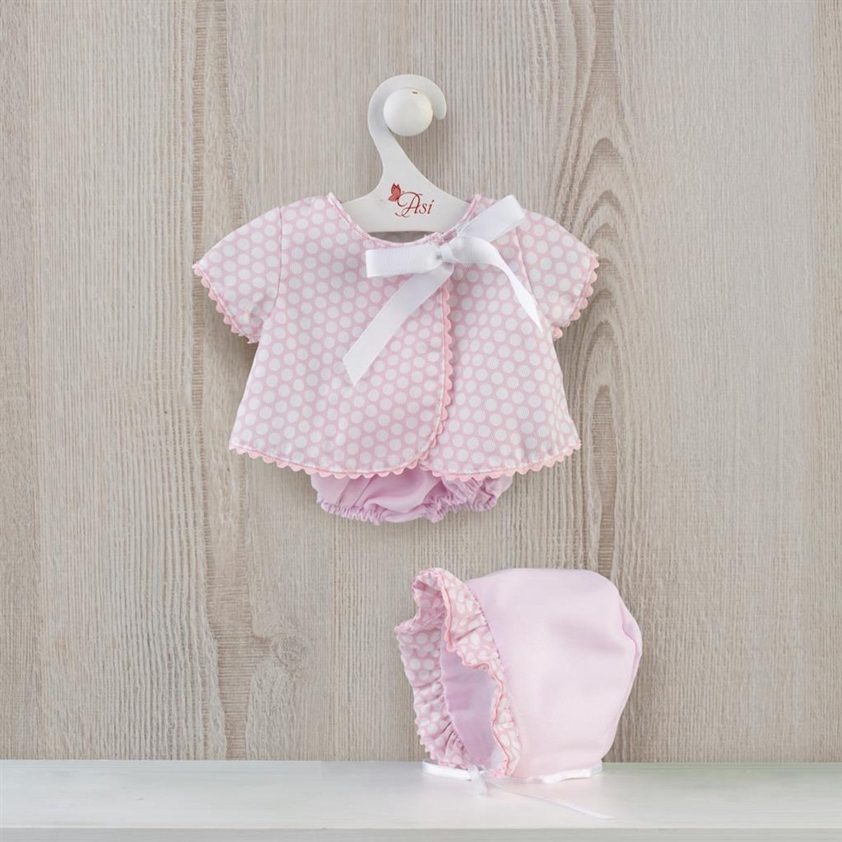 Asi poppenkleding vest shorts en bonnet baby roze - poppenoutfit.