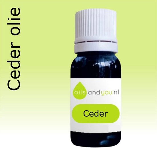 Flesje cederolie met witte dop en label 'oilsandyou.nl Ceder'. Tekst 'Ceder olie' verticaal ernaast.
