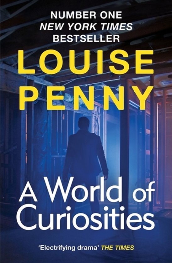 Boekcover met de titel 'A World of Curiosities' van Louise Penny. Een man staat met zijn rug naar de kijker in een ruimte met houten constructies.