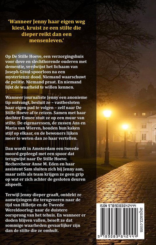 Boekomslag met tekst over 'De Stille Hoeve' en een foto van een statig gebouw met verlichte lantaarnpalen in de mist.