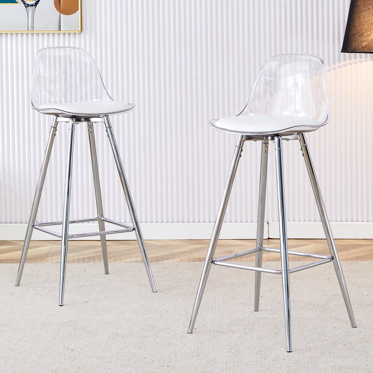 2-delige set transparante fauteuils met doorschijnende rugleuningen en zilverkleurige metalen frames, geschikt voor woonkamers, eetkamers, aanrechtbladen, kookeilanden en cafés.
