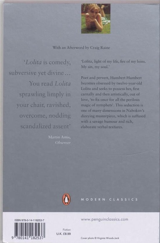 Achterkant van het boek 'Lolita' met een foto van een vrouw op een grasveld.