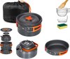 Een camping kookset met een pan, een koekenpan, een waterkoker en een opbergzak. De set is grijs met oranje handvatten.