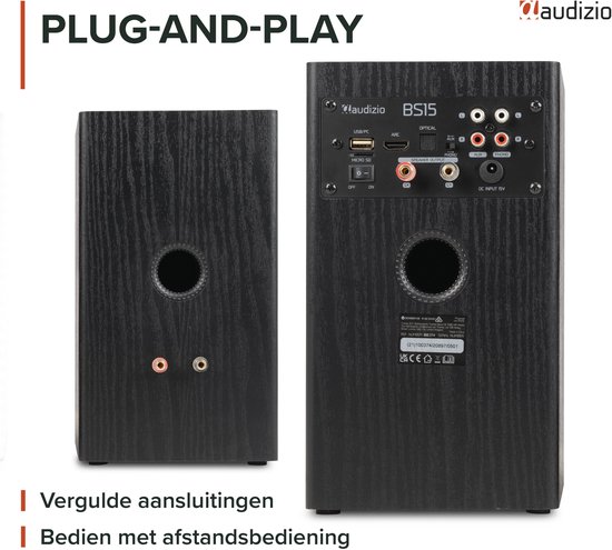 Achterkanten van twee zwarte boekenplank speakers met aansluitingen en tekst 'PLUG-AND-PLAY'.