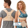 Man van achteren en vrouw van voren dragen beige rugbraces. Inclusief pads om okselpijn te voorkomen.