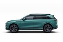 Profil d'un SUV Xpeng G9 turquoise avec vitres teintées et jantes élégantes.