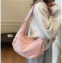 Lichtroze corduroy crossbodytas met verstelbare schouderband en gedetailleerde ritssluitingen.