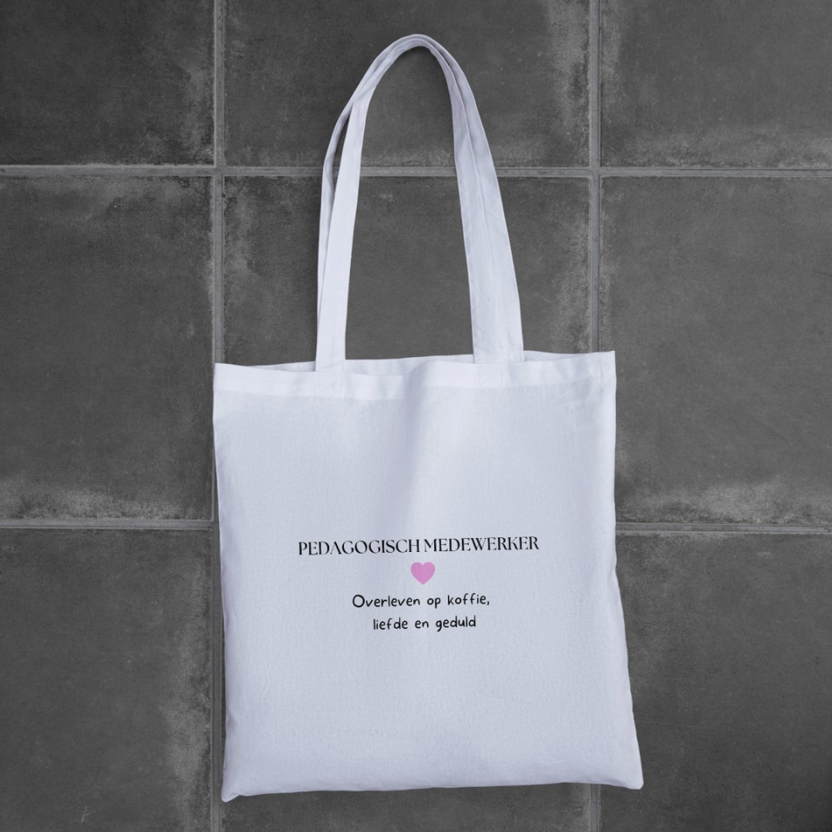 Totebag ''Pedagogisch Medewerker'' – katoenen tas met grappige tekst – cadeau collega kinderopvang