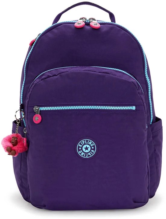 Sac à dos Kipling violet avec fermetures éclair bleues, un porte-clés singe rose et le logo Kipling.