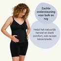 Vrouw met krullend haar, lachend, draagt een zwarte buikband. Tekst: 'Zachte ondersteuning buik en rug'.