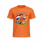 T-shirt Kinderen "Nederland met Vlag Leeuw en Beker Op Voorkant EK WK Voetbal Europees Wereld Kampioen Kampioenschap Oranje Koning Koningsdag Oranje Koning Koningsdag | korte mouw | Oranje met full colour opdruk | maat 122/128