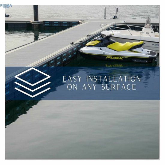 Grijze vlonder met witte rand en blauwe accenten, aangemeerd met een jet-ski. Tekst: EASY INSTALLATION ON ANY SURFACE.