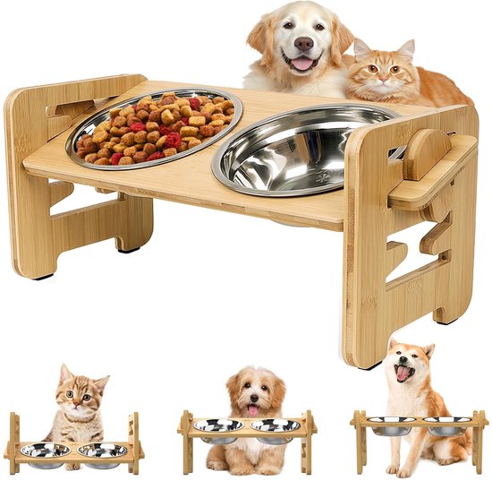 Houten verhoogde voerstandaard met twee RVS bakken, gefotografeerd met honden en katten.