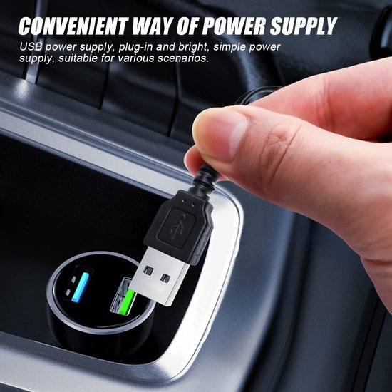 Een hand steekt een USB-stekker in een autolader.