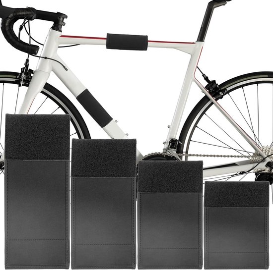 Witte racefiets met zwarte framebeschermers. Vier zwarte beschermers van verschillende formaten, met grijze bovenkant, worden ernaast getoond.