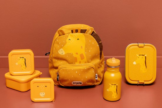 Gele rugzak, drinkfles en lunchboxen, allemaal met een schattige giraffenprint.